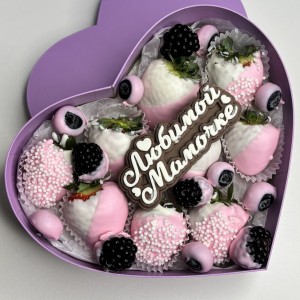 Сердце для любимой мамочки с клубникой и ягодами